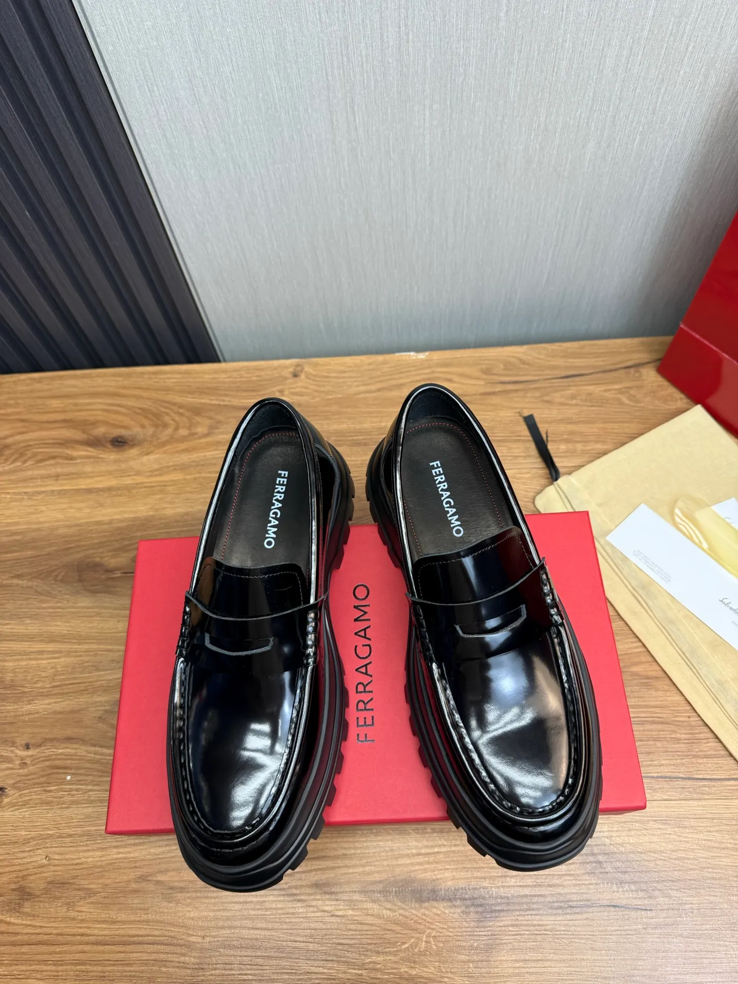 Men's shoes 💰880💰 Ferragamo. [Ferragamo] Men's Loaf leather shoes, the latest hot style, 1:1 original purchase quality, top quality, imported open-edge beaded cowhide leather on the upper, hand-made three-dimensional stitching highlights the round toe design, the inner feet are made of imported cowhide, with original wear-resistant rubber outsole, matching code 39-44, (38, 45 custom-made, non-refundable)